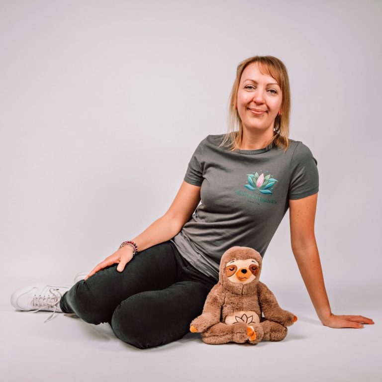 Jana Scharenberg - Dein Achtsamkeitscoach in Chemnitz mit Frieda an ihrer Seite.