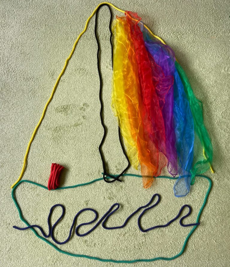 Buntes Segelboot aus Seilen und Tüchern, welches deine Reise zu dir selbst symbolisiert.