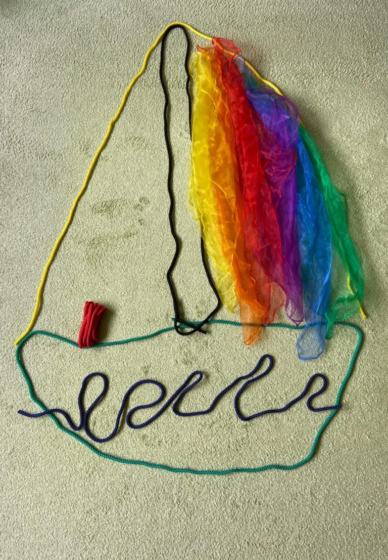 Buntes Segelboot aus Seilen und Tüchern, welches deine Reise zu dir selbst symbolisiert. Deine persönliche Entwicklung in Chemnitz.